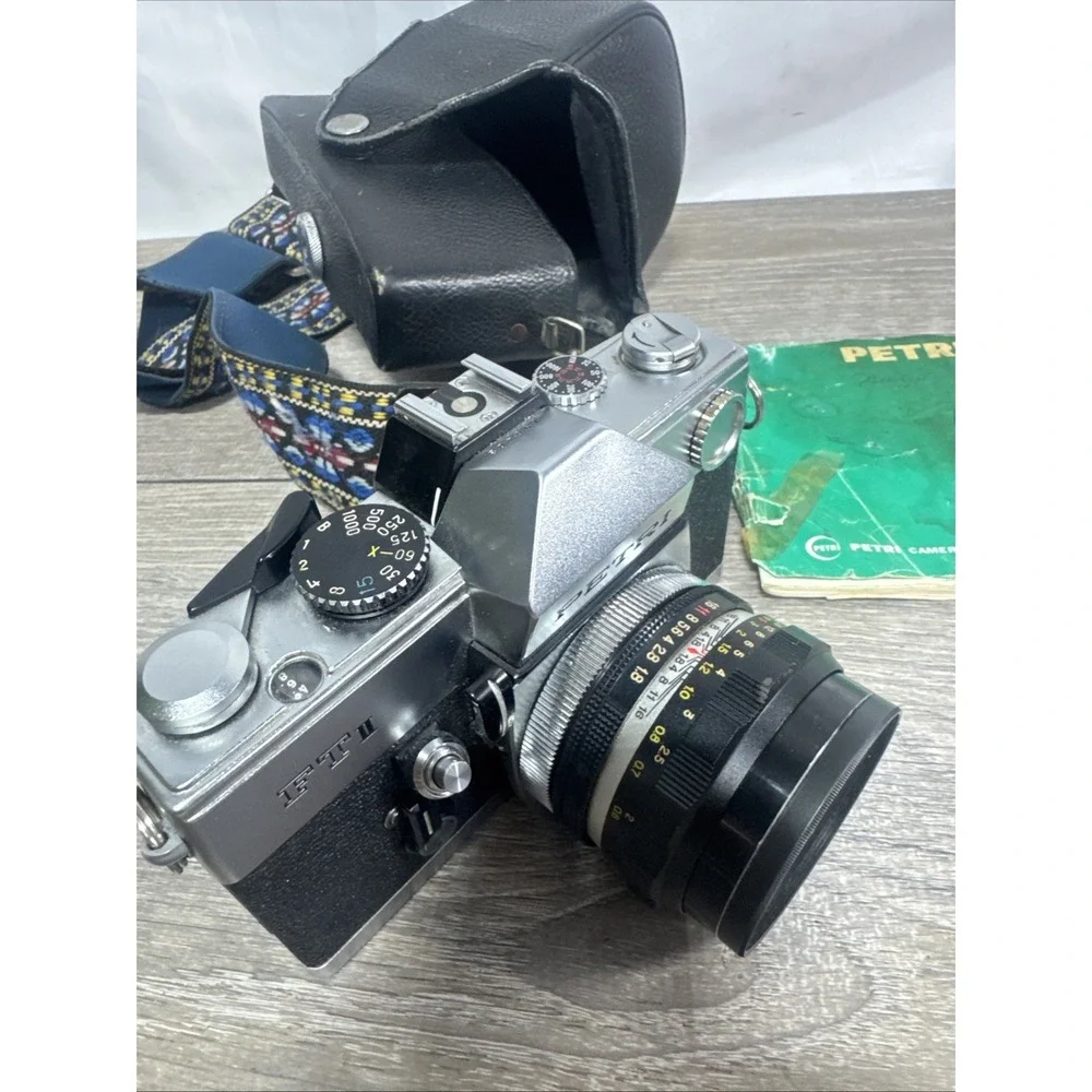 Petri FT-II 35mm film camera 1:18 Lens 55mm - made in Japan with Strap Vintage